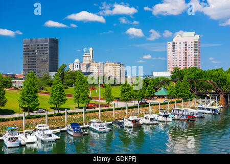 Augusta, Georgia, Stati Uniti d'America skyline del centro sul fiume Savannah. Foto Stock