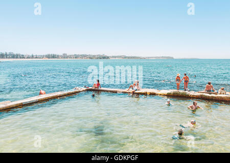 Manly, Sydney, Nuovo Galles del Sud, Australia - Novembre 11, 2013 persone a rilassarci in spiaggia. Foto Stock