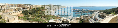 MGARR, Malta - 14 Aprile 2015: vista panoramica sul porto di Mgarr con traghetto sull'isola di Gozo, Malta. Foto Stock