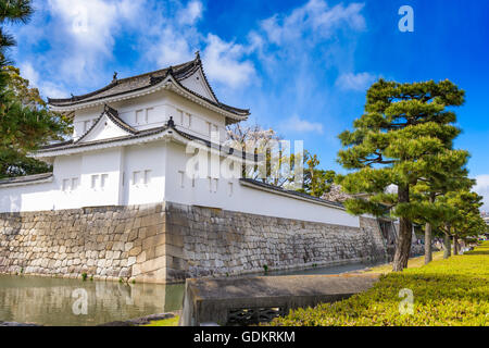 Kyoto, Giappone presso il Castello di Nijo il fossato esterno. Foto Stock