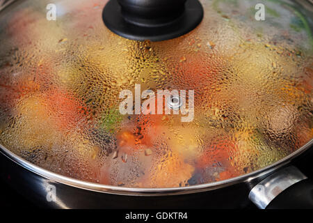 Verdure miste per la cottura in pentola con coperchio vetro Foto Stock