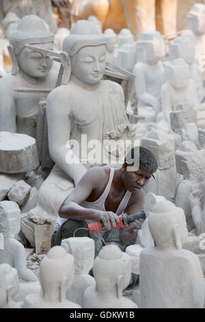 Un marmo scultura del Buddha di produzione nella città di Mandalay in Myanmar in Southeastasia. Foto Stock