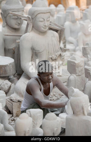 Un marmo scultura del Buddha di produzione nella città di Mandalay in Myanmar in Southeastasia. Foto Stock