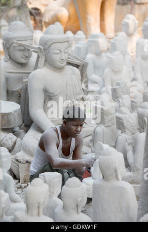 Un marmo scultura del Buddha di produzione nella città di Mandalay in Myanmar in Southeastasia. Foto Stock