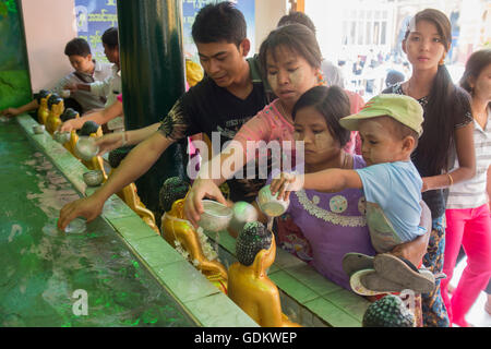 La gente alla Mahamuni tempio della città di Mandalay in Myanmar in Southeastasia. Foto Stock