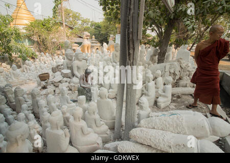 Un marmo scultura del Buddha di produzione nella città di Mandalay in Myanmar in Southeastasia. Foto Stock