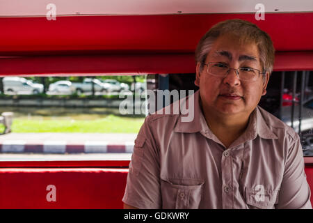 Turista nel retro del taxi,Chiang Mai Thailandia Foto Stock