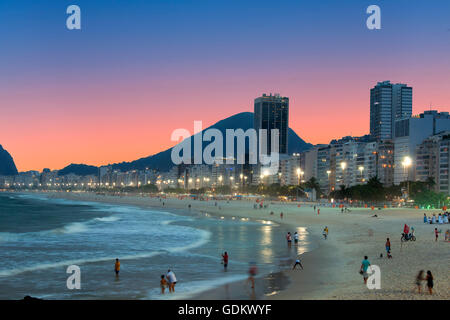 Spiaggia di Copacabana in notturna a Rio de Janeiro Foto Stock