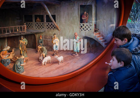 Guardando la scena della Natività in Plaça de Sant Jaume, durante il tempo di Chritsmas, Barcellona. La Catalogna, Spagna Foto Stock