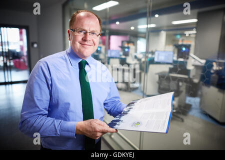 George Freeman MP scienza lab sfondo Foto Stock