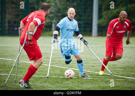 EAFA Takeda League Cup Portway Lifestyle Centre, Oldbury, Birmingham amputato il calcio è uno sport disabili ha giocato gioco fuori campo lato Foto Stock