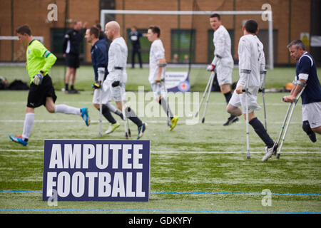 EAFA Takeda League Cup Portway Lifestyle Centre, Oldbury, Birmingham amputato il calcio è uno sport disabili ha giocato gioco fuori campo lato Foto Stock