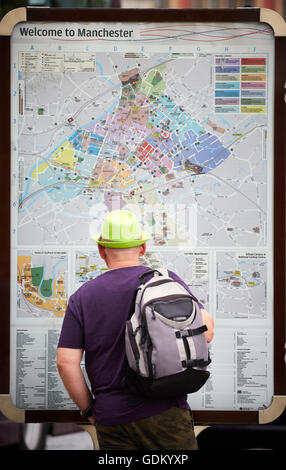 Manchester street mappa cerca turista perso Benvenuto a Manchester street sign mappa strada destinazione perso l'uomo maschio tourist Foto Stock