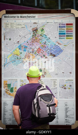 Manchester street mappa cerca turista perso Benvenuto a Manchester street sign mappa strada destinazione perso l'uomo maschio tourist Foto Stock