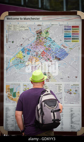 Manchester street mappa cerca turista perso Benvenuto a Manchester street sign mappa strada destinazione perso l'uomo maschio tourist Foto Stock