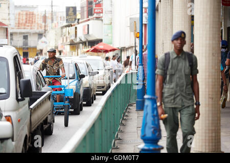 Le Piccole Antille Barbados parrocchia Saint Michael west indies Bridgetown vecchi coppia maschio nero uomo equitazione Bicicletta bici mtb mo Foto Stock