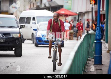 Le Piccole Antille Barbados parrocchia Saint Michael west indies Bridgetown vecchi coppia maschio nero uomo equitazione Bicicletta bici mtb mo Foto Stock