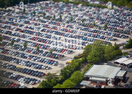 Aeroporto di Manchester Manchester dal di sopra ariel shot alta vista asfalto e parcheggio auto parcheggiate molte partite lasciare spazi occupati piena vicino Foto Stock