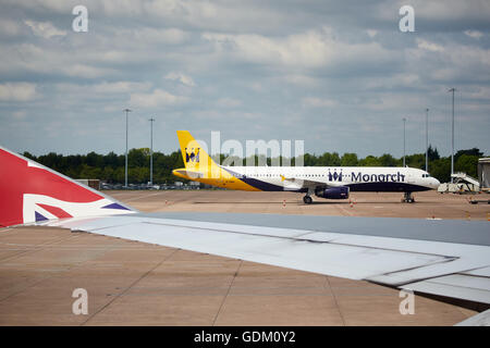 Aeroporto di Manchester Monarch livrea aereo G-ZBAL sull'asfalto era parcheggiata Foto Stock
