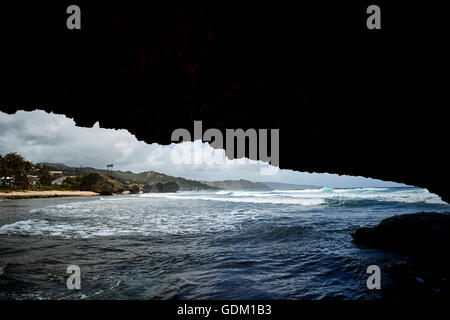 Le Piccole Antille Barbados parrocchia Saint Michael west indies capitale Bridgetown Barbados spiaggia di sabbia dorata con grande pietra ro Foto Stock