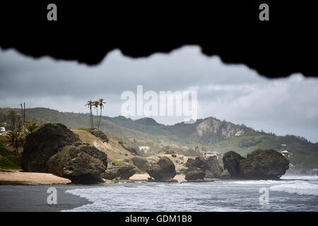 Le Piccole Antille Barbados parrocchia Saint Michael west indies capitale Bridgetown Barbados spiaggia di sabbia dorata con grande pietra ro Foto Stock