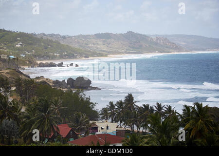 Le Piccole Antille Barbados parrocchia Saint Michael west indies capitale Bridgetown Barbados spiaggia di sabbia dorata con grande pietra ro Foto Stock