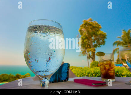 Un bicchiere di acqua che si affacciano sull'oceano in un resort in Costa Rica, America centrale. Foto Stock