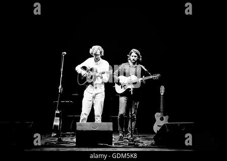 Gardone Riviera, Italia,.17 Luglio, 2016. Il norvegese indie-rock band re della convenienza di eseguire nel bellissimo anfiteatro del Vittoriale a Gardone Riviera per celebrare il loro XV anniversario. © Matteo Scalet/Alamy Live News Foto Stock