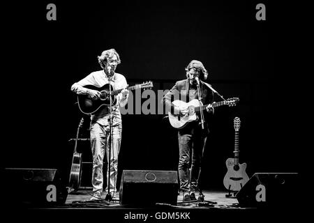 Gardone Riviera, Italia,.17 Luglio, 2016. Il norvegese indie-rock band re della convenienza di eseguire nel bellissimo anfiteatro del Vittoriale a Gardone Riviera per celebrare il loro XV anniversario. © Matteo Scalet/Alamy Live News Foto Stock