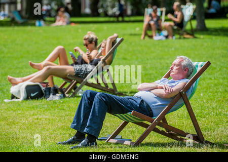 Londra, Regno Unito. 18 Luglio, 2016. British estate - godersi il sole nel parco verde park a pranzo. Credito: Guy Bell/Alamy Live News Foto Stock