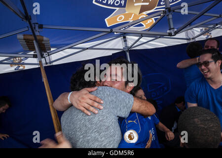 Midhurst, Inghilterra, 17 luglio 2016. Tal Srivaddhanaprabha, Patrono di King Power Volpi polo team riceve congratulazioni dopo aver vinto la finale della Jaeger LeCoultre Gold Cup torneo. Credito: Anthony Hartley/Alamy Live News Foto Stock