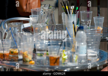 Llanelwedd, Powys, Regno Unito. Il 18 luglio 2016. Svuotare i bicchieri di plastica sono visti presso i membri Pavillion durante il tempo molto caldo sul primo giorno del Royal Welsh Agricultural Show, 2016. Il Royal Welsh Show è acclamato come il più grande e più prestigioso evento del suo genere in Europa. In eccesso di 240.000 visitatori sono attesi questa settimana nel corso di questi quattro giorni di periodo di mostra. Credito: Graham M. Lawrence/Alamy Live News. Foto Stock