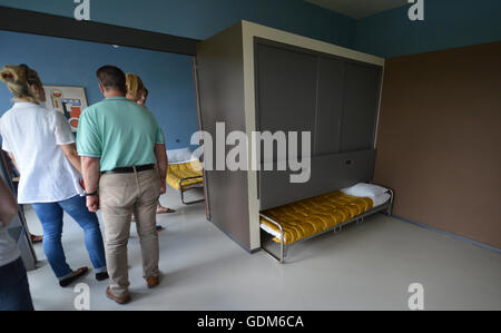 Stuttgart, Germania. 17 Luglio, 2016. Una vista del soggiorno all'interno del duplex progettata da Le Corbusier a la station wagon Weissenhof a Stoccarda, Germania, 17 luglio 2016. Due case del Weissenhof di Stoccarda station wagon progettato dal famoso architetto Le Corbusier sono state dichiarate Patrimonio dell'Umanità. Foto: FRANZISKA KRAUFMANN/dpa/Alamy Live News Foto Stock