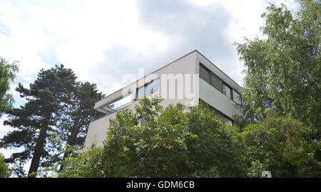 Stuttgart, Germania. 17 Luglio, 2016. Una vista del blocco residenziale dell'architetto Le Corbusier a la station wagon Weissenhof a Stoccarda, Germania, 17 luglio 2016. Due case del Weissenhof di Stoccarda station wagon progettato dal famoso architetto Le Corbusier sono state dichiarate Patrimonio dell'Umanità. Foto: FRANZISKA KRAUFMANN/dpa/Alamy Live News Foto Stock