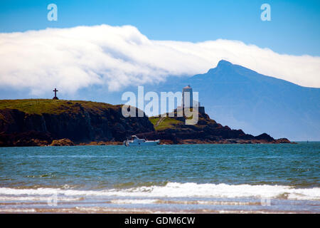 Anglesey, Galles, nel Regno Unito il 18 luglio 2016. Regno Unito - Previsioni del Tempo - Tempo caldo e caldo mare sulla spiaggia di Newborough sulla costa occidentale di Anglesey con Llanddwyn Island o Ynys Llanddwyn come è in welsh nella terra di mezzo. In lontananza le montagne della penisola di Llyn sono visualizzati con il mare di nebbia rotolando su di essi. Credito: deadgooddesigns/Alamy Live News Foto Stock