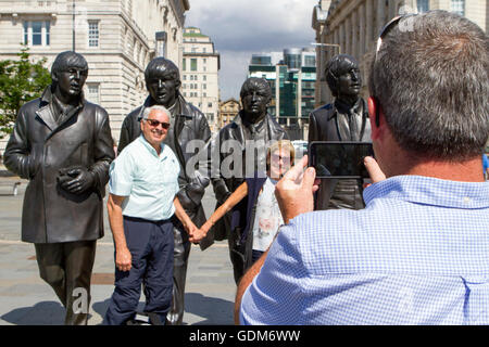 Regno Unito: meteo soleggiate di Liverpool, Merseyside, Regno Unito. 18-07-2016. Una calda giornata di sole su Liverpool accoglie gli studenti stranieri e turisti provenienti dall'UE. Le visite guidate prendere loro lungo il percorso della città famosa storia con gite a 'Beatles Story' e fab four sculture. Contro il magnifico sfondo di 'le Tre Grazie' compresa la famosa "Liver Building', i visitatori sono assegnati a una guida per mostrare loro le attrazioni storiche della città ha da offrire. Credito: Cernan Elias/Alamy Live News Foto Stock