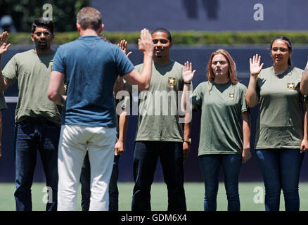 San Diego, CA, Stati Uniti d'America. 17 Luglio, 2016. SAN DIEGO, CA - Luglio 17, 2016 - | Rylee Nunn, 17, secondo da destra, è stato uno dei 22 futuri dei soldati che hanno partecipato ad un arruolamento cerimonia dinanzi la Padres gioco. Nunn parteciperà alla fanteria dell'esercito scuola, è stato prestato giuramento da Eric Fanning, segretario dell'esercito, a sinistra. © K.C. Alfred/San Diego Union-Tribune/ZUMA filo/Alamy Live News Foto Stock