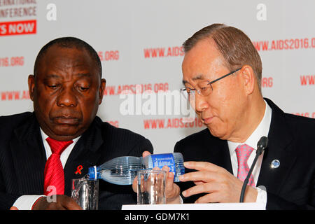 Durban, Sud Africa. 18 Luglio, 2016. DURBAN - 18 Luglio 2016 - Il segretario generale delle Nazioni Unite Ban Ki-moon wated versa in un bicchiere per il vicepresidente del Sudafrica Cyril Ramaphosa alla conferenza stampa di apertura del XXI Conferenza mondiale sull'Aids che si terrà a Durban. - Credit: Giordano Stolley/Alamy Live News Foto Stock