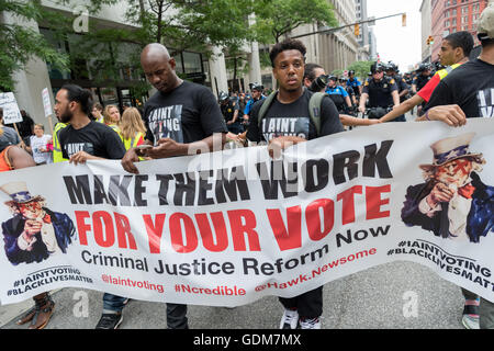 Cleveland, Ohio, USA. 18 Luglio, 2016. Manifestanti Anti-Trump marzo attraverso il centro cittadino vicino alla Convention Nazionale Repubblicana a Quicken prestiti Centro luglio 18, 2016 a Cleveland, Ohio. Credito: Planetpix/Alamy Live News Foto Stock