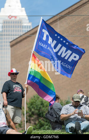 Cleveland, Ohio, USA. 18 Luglio, 2016. Un gay Donald Trump sostenitore detiene una bandiera arcobaleno durante un rally vicino alla Convention Nazionale Repubblicana a Quicken prestiti Centro luglio 18, 2016 a Cleveland, Ohio. Credito: Planetpix/Alamy Live News Foto Stock