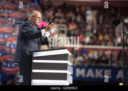 Cleveland, Ohio, USA. 18 Luglio, 2016. L'ex sindaco di New York Rudy Giuliani parla. Prima notte alla Convention Nazionale Repubblicana Credito: Filippo Scalia/Alamy Live News Foto Stock