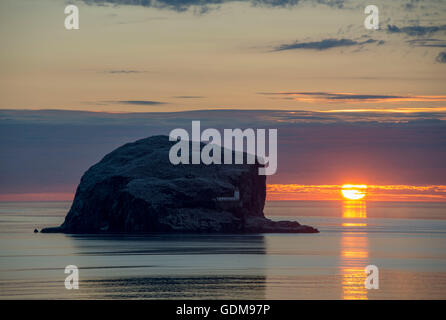 Bass Rock, Scotland, Regno Unito. 19 Luglio, 2016. Regno Unito meteo. Il sole sorge dietro il Bass Rock 1.2 miglia fuori la East Lothian costa vicino a North Berwick. Temperature attraverso il Regno Unito sono attesi al top 30 gradi Celsius in che cosa forcasters descrivono come un mini ondata di caldo Credito: Andrew O'Brien / Alamy Live News Foto Stock