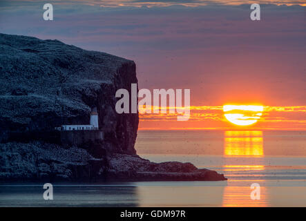 Bass Rock, Scotland, Regno Unito. 19 Luglio, 2016. Regno Unito meteo. Il sole sorge dietro il Bass Rock 1.2 miglia fuori la East Lothian costa vicino a North Berwick. Temperature attraverso il Regno Unito sono attesi al top 30 gradi Celsius in che cosa forcasters descrivono come un mini ondata di caldo Credito: Andrew O'Brien / Alamy Live News Foto Stock