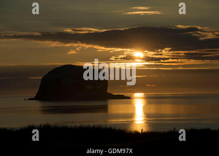 Bass Rock, Scotland, Regno Unito. 19 Luglio, 2016. Regno Unito meteo. Il sole sorge dietro il Bass Rock 1.2 miglia fuori la East Lothian costa vicino a North Berwick. Temperature attraverso il Regno Unito sono attesi al top 30 gradi Celsius in che cosa forcasters descrivono come un mini ondata di caldo Credito: Andrew O'Brien / Alamy Live News Foto Stock