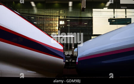 Tokyo, Giappone. 16 Luglio, 2016. (Sinistra) JR Eate treno superveloce Shinkansen (Yamagata Tsubasa)e JR East (Tohoku Shinkansen) può essere visto collegato alla stazione di Tokyo. Luglio 10, 2016. Foto di: Ramiro Agustin Vargas Tabares © Ramiro Agustin Vargas Tabares/ZUMA filo/Alamy Live News Foto Stock