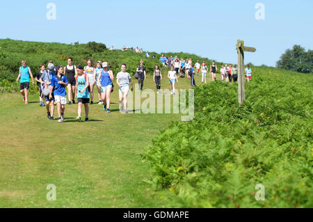 Offa's Dyke Path, Hergest Ridge, Herefordshire, UK - Luglio 2016 - Una scuola di viaggio gruppo a piedi lungo la lunga distanza Offa's Dike il sentiero che corre lungo Hergest Ridge ( altezza 426m ) sul Herefordshire-Powys confine tra Inghilterra e Galles il giorno più caldo dell'anno finora. Temperature locali di 30c sono attesi oggi sotto un cielo blu chiaro. Foto Stock