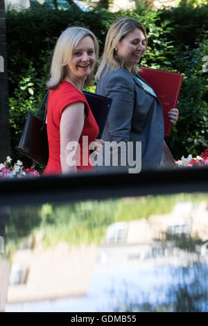 A Downing Street, Londra, 19 luglio 2016. Giustizia Segretario e Cancelliere Liz traliccio e il Segretario di Stato per la cultura e i mezzi di informazione e lo Sport Karen Bradley, destra, lasciare il primo cabinet completo incontro fin dal primo ministro Theresa Maggio ha preso l'ufficio. Credito: Paolo Davey/Alamy Live News Foto Stock