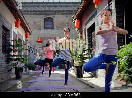 Zhengzhou, la Cina della Provincia di Henan. 1 Ott 2015. Gli appassionati di Yoga pratica presso un antico cortile Shenhou nella città di Yuzhou City, centrale cinese della Provincia di Henan, 1 ottobre, 2015. © Li Un/Xinhua/Alamy Live News Foto Stock