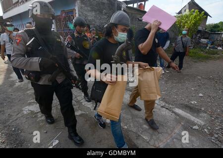 Sukoharjo, Giava centrale, Indonesia. 19 Luglio, 2016. JAVA centrale, Indonesia - 19 Luglio : Indonesia polizia custodisce le perquisizioni dei sospetti terroristi appartenenti al Nur rete Rohman, Heriyanto a Makam Haji sulla luglio 19, 2016 in Sukoharjo, Giava centrale, Indonesia. La ricerca è ancora rilevante in caso di sviluppo di attentati suicidi in assolo Mapolresta eseguita da Nur Rohman qualche tempo fa. © Sijori Immagini/ZUMA filo/Alamy Live News Foto Stock