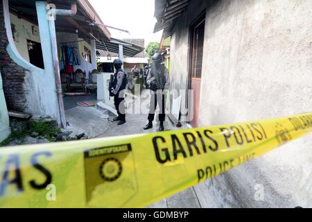 Sukoharjo, Giava centrale, Indonesia. 19 Luglio, 2016. JAVA centrale, Indonesia - 19 Luglio : Indonesia polizia custodisce le perquisizioni dei sospetti terroristi appartenenti al Nur rete Rohman, Heriyanto a Makam Haji sulla luglio 19, 2016 in Sukoharjo, Giava centrale, Indonesia. La ricerca è ancora rilevante in caso di sviluppo di attentati suicidi in assolo Mapolresta eseguita da Nur Rohman qualche tempo fa. © Sijori Immagini/ZUMA filo/Alamy Live News Foto Stock